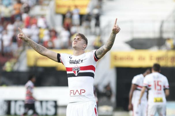 Santa Cruz recebeu o apoio da torcida, que compareceu em bom nmero ao Arruda, e fez jogo bastante disputado contra o So Paulo