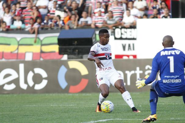 Santa Cruz recebeu o apoio da torcida, que compareceu em bom nmero ao Arruda, e fez jogo bastante disputado contra o So Paulo