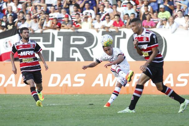 Santa Cruz recebeu o apoio da torcida, que compareceu em bom nmero ao Arruda, e fez jogo bastante disputado contra o So Paulo