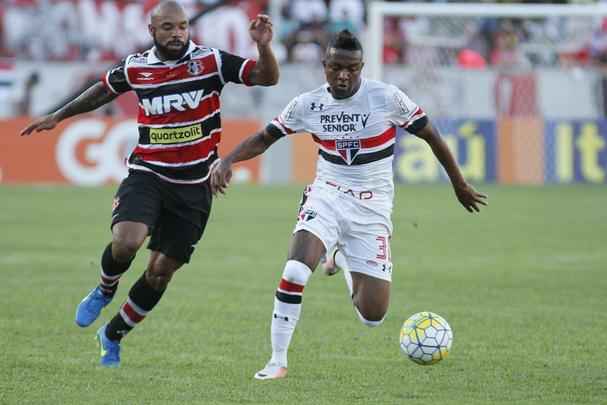 Santa Cruz recebeu o apoio da torcida, que compareceu em bom nmero ao Arruda, e fez jogo bastante disputado contra o So Paulo