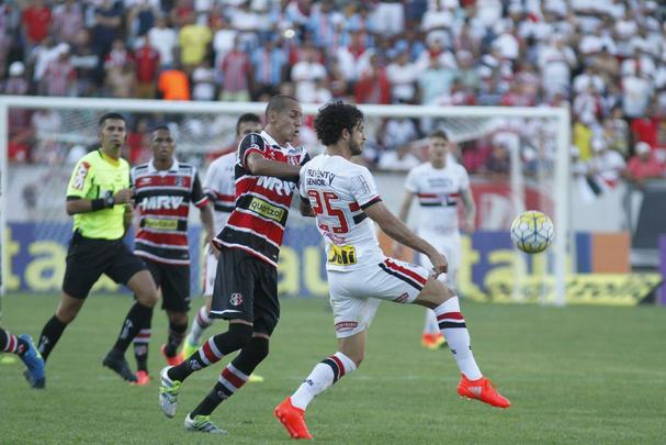 Santa Cruz recebeu o apoio da torcida, que compareceu em bom nmero ao Arruda, e fez jogo bastante disputado contra o So Paulo
