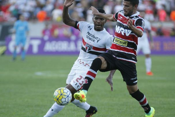 Santa Cruz recebeu o apoio da torcida, que compareceu em bom nmero ao Arruda, e fez jogo bastante disputado contra o So Paulo