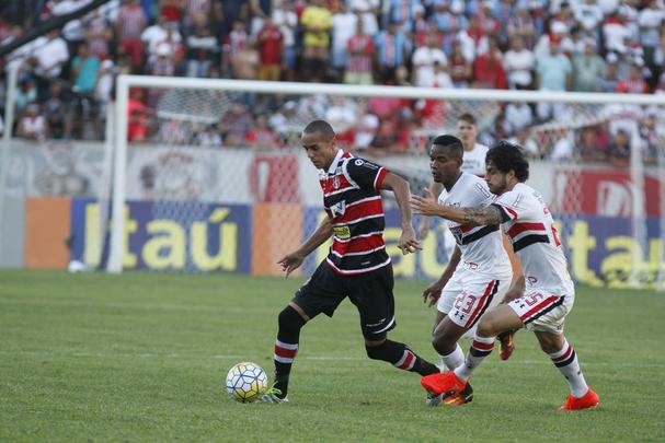 Santa Cruz recebeu o apoio da torcida, que compareceu em bom nmero ao Arruda, e fez jogo bastante disputado contra o So Paulo