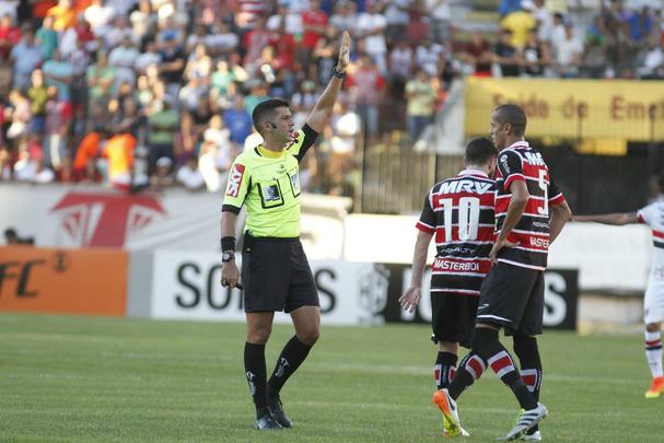 Santa Cruz recebeu o apoio da torcida, que compareceu em bom nmero ao Arruda, e fez jogo bastante disputado contra o So Paulo