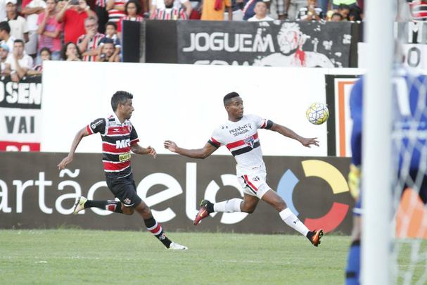 Santa Cruz recebeu o apoio da torcida, que compareceu em bom nmero ao Arruda, e fez jogo bastante disputado contra o So Paulo