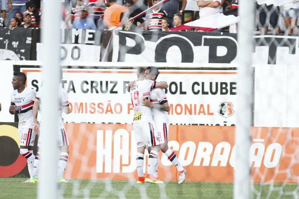 Santa Cruz recebeu o apoio da torcida, que compareceu em bom nmero ao Arruda, e fez jogo bastante disputado contra o So Paulo