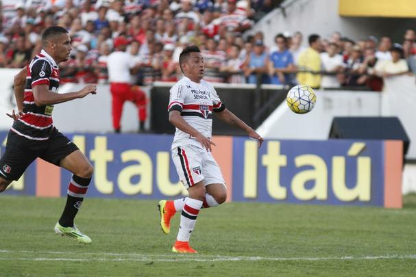 Santa Cruz recebeu o apoio da torcida, que compareceu em bom nmero ao Arruda, e fez jogo bastante disputado contra o So Paulo