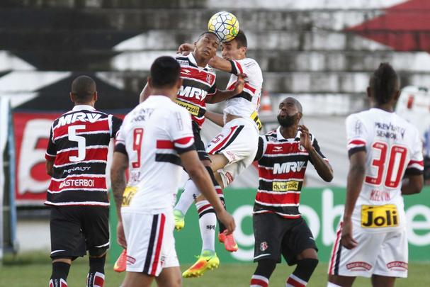 Santa Cruz recebeu o apoio da torcida, que compareceu em bom nmero ao Arruda, e fez jogo bastante disputado contra o So Paulo
