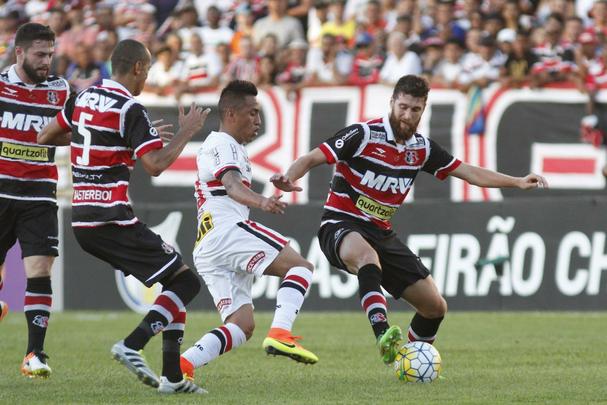 Santa Cruz recebeu o apoio da torcida, que compareceu em bom nmero ao Arruda, e fez jogo bastante disputado contra o So Paulo
