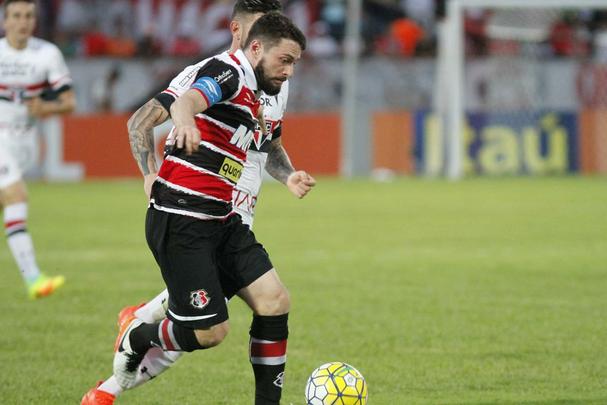 Santa Cruz recebeu o apoio da torcida, que compareceu em bom nmero ao Arruda, e fez jogo bastante disputado contra o So Paulo
