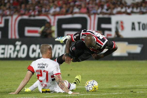 Santa Cruz recebeu o apoio da torcida, que compareceu em bom nmero ao Arruda, e fez jogo bastante disputado contra o So Paulo