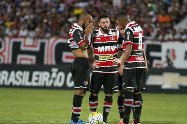 Santa Cruz recebeu o apoio da torcida, que compareceu em bom nmero ao Arruda, e fez jogo bastante disputado contra o So Paulo