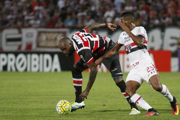Santa Cruz recebeu o apoio da torcida, que compareceu em bom nmero ao Arruda, e fez jogo bastante disputado contra o So Paulo