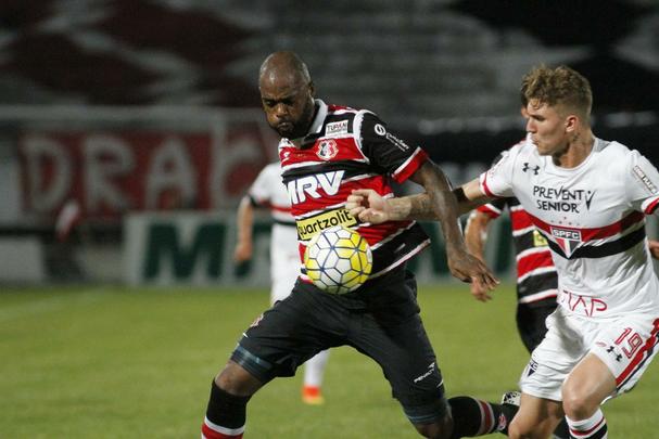 Santa Cruz recebeu o apoio da torcida, que compareceu em bom nmero ao Arruda, e fez jogo bastante disputado contra o So Paulo