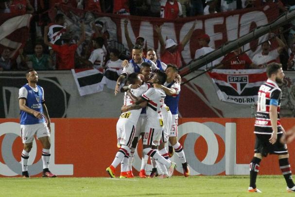 Santa Cruz recebeu o apoio da torcida, que compareceu em bom nmero ao Arruda, e fez jogo bastante disputado contra o So Paulo