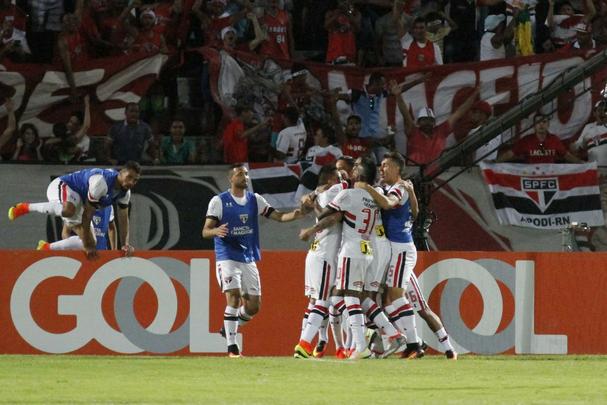 Santa Cruz recebeu o apoio da torcida, que compareceu em bom nmero ao Arruda, e fez jogo bastante disputado contra o So Paulo