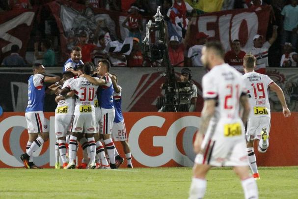 Santa Cruz recebeu o apoio da torcida, que compareceu em bom nmero ao Arruda, e fez jogo bastante disputado contra o So Paulo