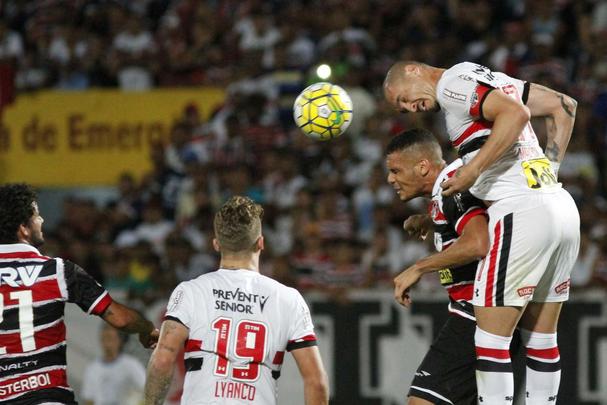 Santa Cruz recebeu o apoio da torcida, que compareceu em bom nmero ao Arruda, e fez jogo bastante disputado contra o So Paulo