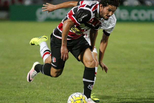 Santa Cruz recebeu o apoio da torcida, que compareceu em bom nmero ao Arruda, e fez jogo bastante disputado contra o So Paulo