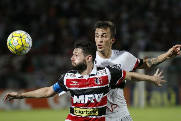 Santa Cruz recebeu o apoio da torcida, que compareceu em bom nmero ao Arruda, e fez jogo bastante disputado contra o So Paulo