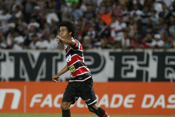Santa Cruz recebeu o apoio da torcida, que compareceu em bom nmero ao Arruda, e fez jogo bastante disputado contra o So Paulo