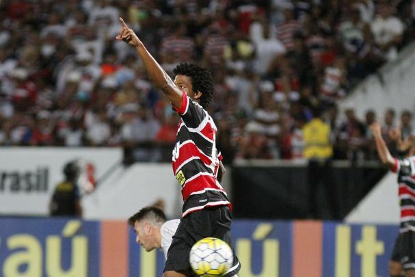 Santa Cruz recebeu o apoio da torcida, que compareceu em bom nmero ao Arruda, e fez jogo bastante disputado contra o So Paulo