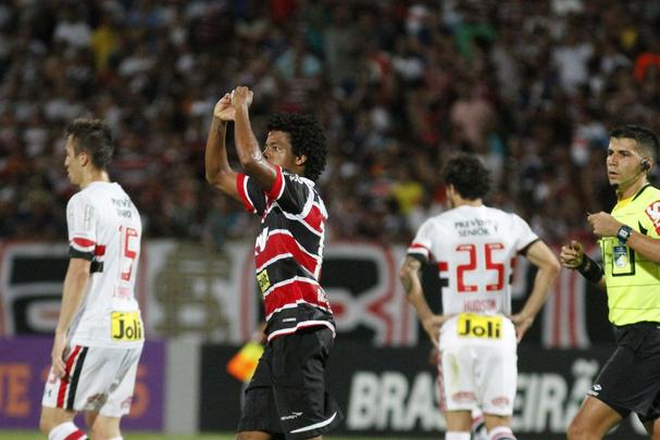 Santa Cruz recebeu o apoio da torcida, que compareceu em bom nmero ao Arruda, e fez jogo bastante disputado contra o So Paulo