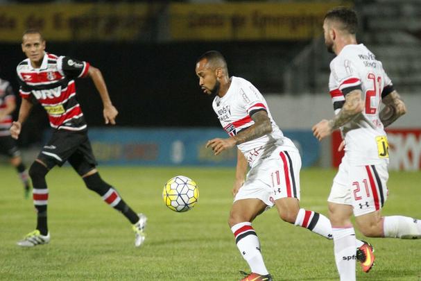 Santa Cruz recebeu o apoio da torcida, que compareceu em bom nmero ao Arruda, e fez jogo bastante disputado contra o So Paulo