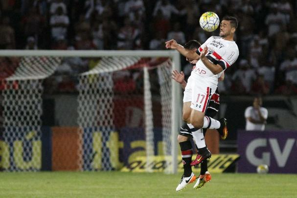 Santa Cruz recebeu o apoio da torcida, que compareceu em bom nmero ao Arruda, e fez jogo bastante disputado contra o So Paulo