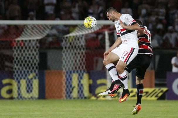 Santa Cruz recebeu o apoio da torcida, que compareceu em bom nmero ao Arruda, e fez jogo bastante disputado contra o So Paulo