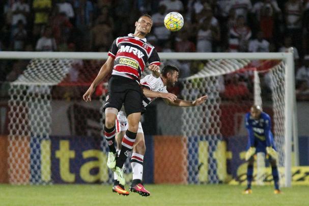 Santa Cruz recebeu o apoio da torcida, que compareceu em bom nmero ao Arruda, e fez jogo bastante disputado contra o So Paulo