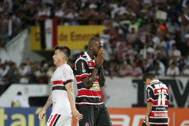Santa Cruz recebeu o apoio da torcida, que compareceu em bom nmero ao Arruda, e fez jogo bastante disputado contra o So Paulo