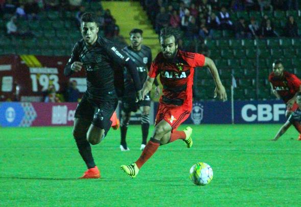 Após primeiro tempo morno, Figueirense e Sport voltaram mais acesos para o segundo tempo e ambos tiveram a chance de sair com a vitória