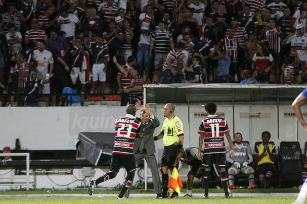 A boa campanha acompanhou o clube no incio do Brasileiro, quando o Tricolor goleou Vitria e Cruzeiro em casa, chegando a liderar a competio por duas rodadas. Milton Mendes chegou  marca dos 18 jogos de invencibilidade