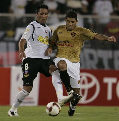 Aps 21 anos, o Sport voltou  Copa Libertadores com vitria. Diante do Colo Colo, no Chile, a equipe leonina venceu por 2 a 1 com gols dos atacantes Wilson e Ciro. Confronto ainda teve direito a uma defesa milagrosa de Magro, que subiu ao ngulo da meta para salvar uma finalizao vinda de fora da rea. 