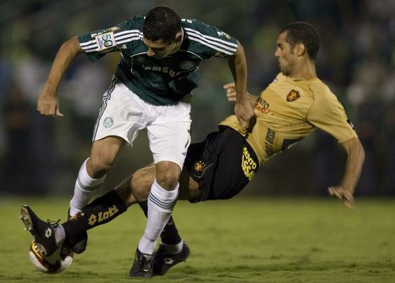 O zagueiro Csar Lucena tenta parar Diego Souza, que hoje defende as cores do Sport. Na partida, o Leo da Ilha conseguiu empatar com o Palmeiras em 1 a 1, no Palestra Itlia. Era o quarto jogo da equipe na Libertadores de 2009. 
