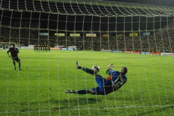 Marcos salta para defender pnalti de Dutra. Na partida de volta das oitavas de final, o Sport venceu por 1 a 0 no tempo normal, mas acabou derrotado por 3 a 1 nos pnaltis e deu adeus  competio.