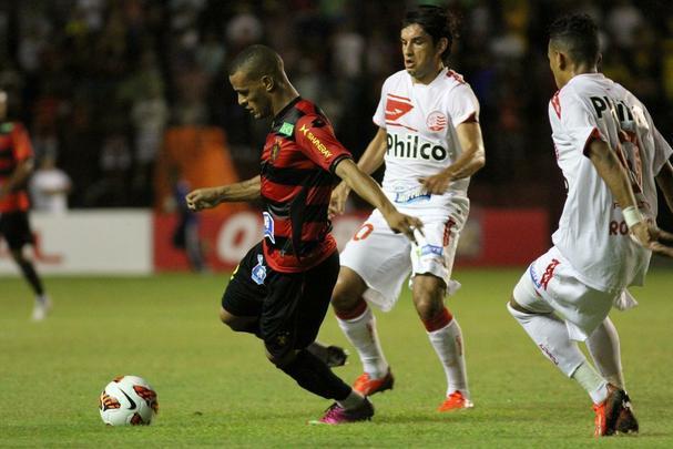 Em 2013, o Sport estreou na Copa Sul-Americana. De cara, um clssico contra o Nutico. Na primeira partida, na Ilha do Retiro, a equipe rubro-negra venceu por 2 a 0.