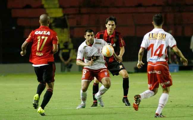 Pela primeira vez em sua histria, o Leo enfrentou uma equipe argentina pela Copa Sul-Americana. Jogando na Ilha do Retiro, o Sport recebeu o Huracn em partida que marcava a estreia do tcnico Paulo Roberto Falco, menos de uma semana aps a tumultuada sada de Eduardo Baptista. O Rubro-negro saiu na frente com gol de Andr e era superior em campo, quando Matheus Ferraz cometeu pnalti infantil e Bogado converteu para sacramentar o empate em 1 a 1.