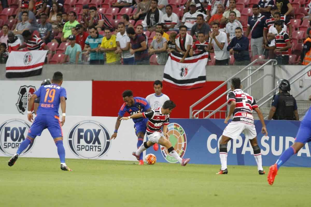 Santa Cruz e Sport se enfrentaram pela primeira vez numa competio internacional. O duelo pela Sul-Americana tambm foi a estreia do Clssico das Multides na Arena de Pernambuco. Duelo terminou empatado em 0 a 0.
