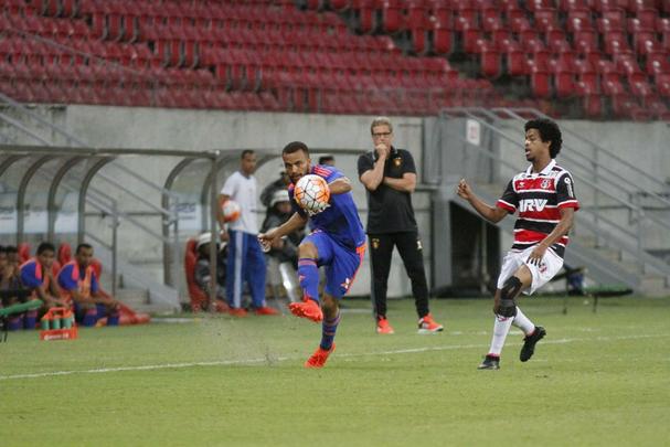Santa Cruz e Sport se enfrentaram pela primeira vez numa competição internacional. O duelo pela Sul-Americana também foi a estreia do Clássico das Multidões na Arena de Pernambuco. Duelo terminou empatado em 0 a 0.