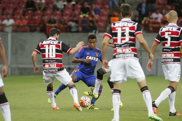 Santa Cruz e Sport se enfrentaram pela primeira vez numa competio internacional. O duelo pela Sul-Americana tambm foi a estreia do Clssico das Multides na Arena de Pernambuco. Duelo terminou empatado em 0 a 0.