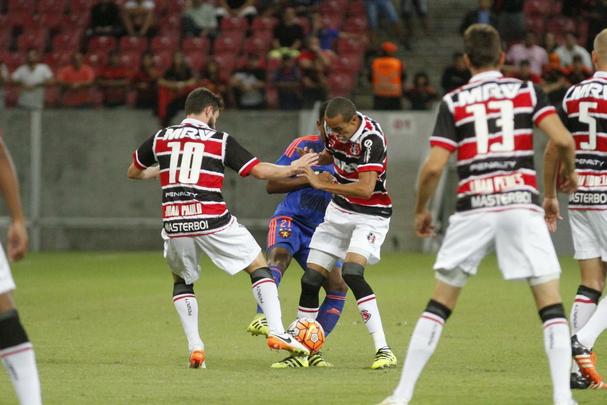 Santa Cruz e Sport se enfrentaram pela primeira vez numa competio internacional. O duelo pela Sul-Americana tambm foi a estreia do Clssico das Multides na Arena de Pernambuco. Duelo terminou empatado em 0 a 0.