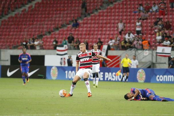 Santa Cruz e Sport se enfrentaram pela primeira vez numa competio internacional. O duelo pela Sul-Americana tambm foi a estreia do Clssico das Multides na Arena de Pernambuco. Duelo terminou empatado em 0 a 0.