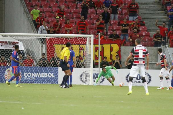 Santa Cruz e Sport se enfrentaram pela primeira vez numa competio internacional. O duelo pela Sul-Americana tambm foi a estreia do Clssico das Multides na Arena de Pernambuco. Duelo terminou empatado em 0 a 0.