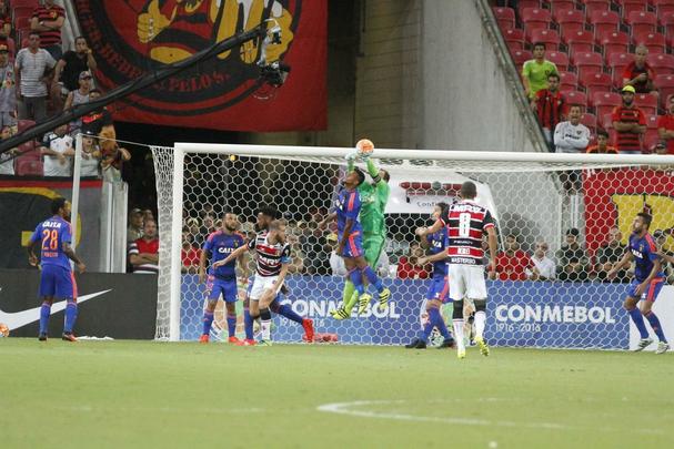 Santa Cruz e Sport se enfrentaram pela primeira vez numa competio internacional. O duelo pela Sul-Americana tambm foi a estreia do Clssico das Multides na Arena de Pernambuco. Duelo terminou empatado em 0 a 0.