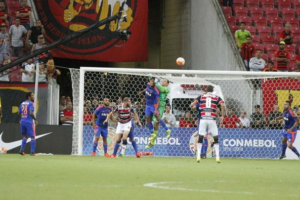 Santa Cruz e Sport se enfrentaram pela primeira vez numa competio internacional. O duelo pela Sul-Americana tambm foi a estreia do Clssico das Multides na Arena de Pernambuco. Duelo terminou empatado em 0 a 0.