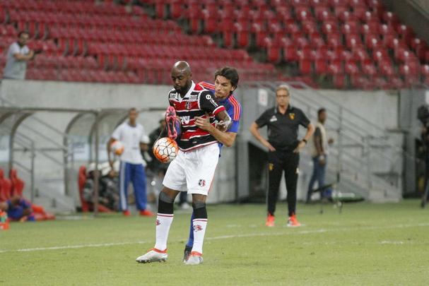 Santa Cruz e Sport se enfrentaram pela primeira vez numa competio internacional. O duelo pela Sul-Americana tambm foi a estreia do Clssico das Multides na Arena de Pernambuco. Duelo terminou empatado em 0 a 0.