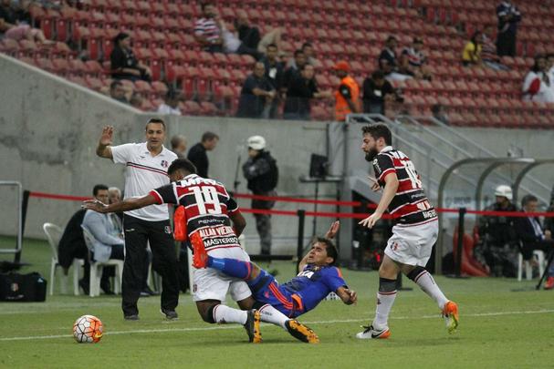 Santa Cruz e Sport se enfrentaram pela primeira vez numa competio internacional. O duelo pela Sul-Americana tambm foi a estreia do Clssico das Multides na Arena de Pernambuco. Duelo terminou empatado em 0 a 0.