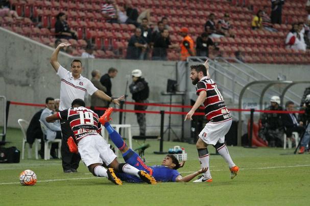 Santa Cruz e Sport se enfrentaram pela primeira vez numa competio internacional. O duelo pela Sul-Americana tambm foi a estreia do Clssico das Multides na Arena de Pernambuco. Duelo terminou empatado em 0 a 0.